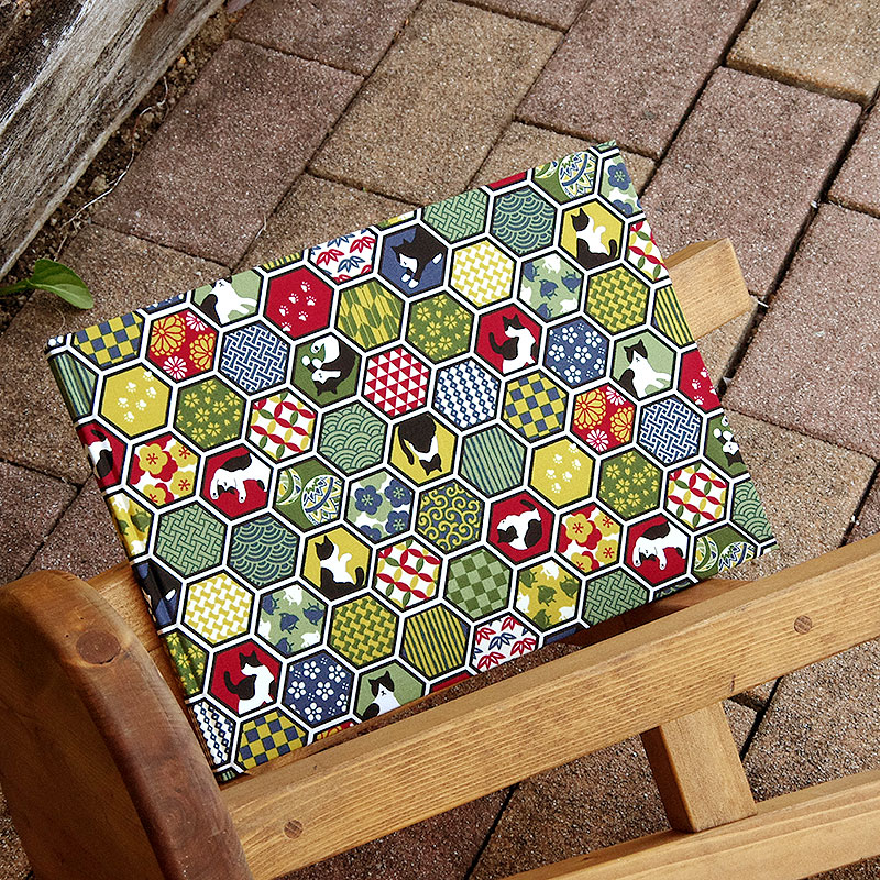 《ネコポス送料無料》 書き置き御朱印専用/見開きサイズ御朱印ホルダー/ハチワレ猫と亀甲伝統文様