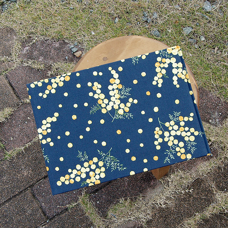 《ネコポス送料無料》 書き置き御朱印専用/見開きサイズ御朱印ホルダー/水彩風ミモザ(白/紺)