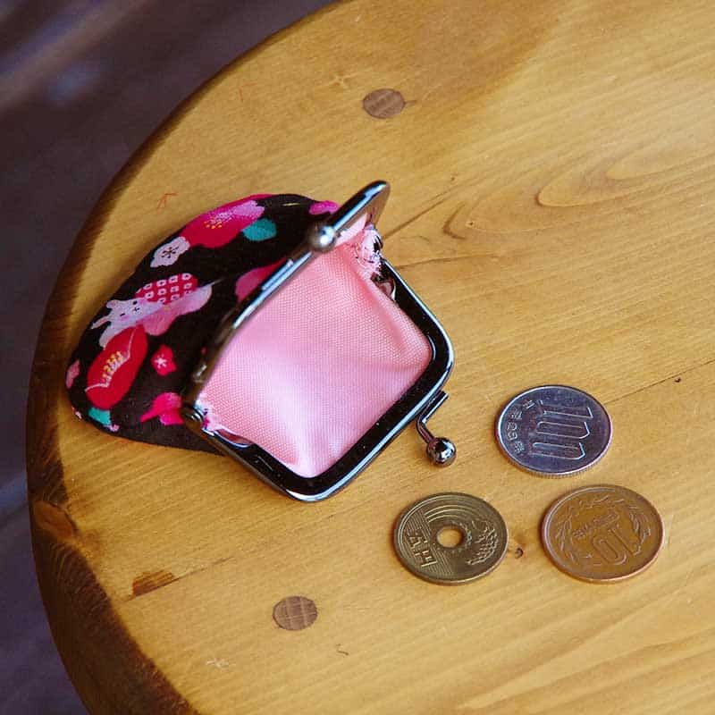 お賽銭用がま口財布/ 椿うさぎ(ベージュ/黒)