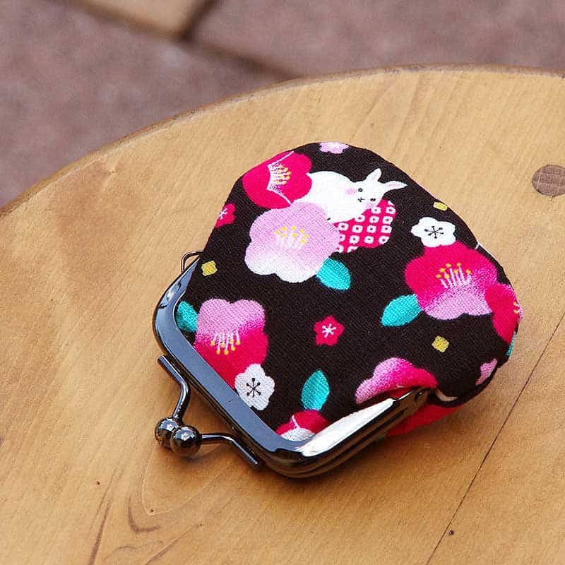 お賽銭用がま口財布/ 椿うさぎ(ベージュ/黒)
