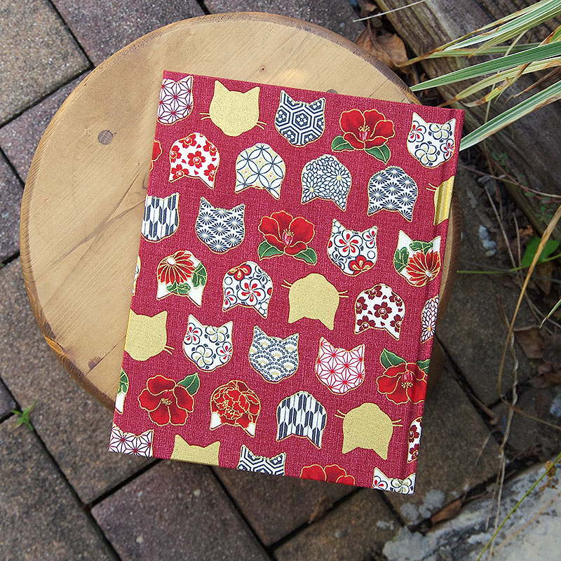 《ネコポス送料無料》 【書き置き御朱印専用】御朱印ホルダー/椿と和柄猫顔(赤/黒/白)