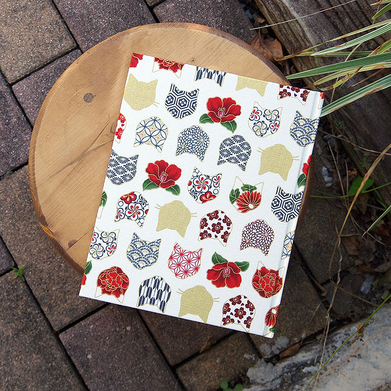 《ネコポス送料無料》 【書き置き御朱印専用】御朱印ホルダー/椿と和柄猫顔(赤/黒/白)