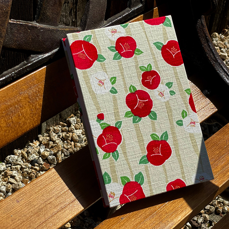 【三十三ヶ所納経帖】よろけ椿(キナリ)ビニールカバー付 表題ラベル付 大判 蛇腹 /ネコポス送料無料