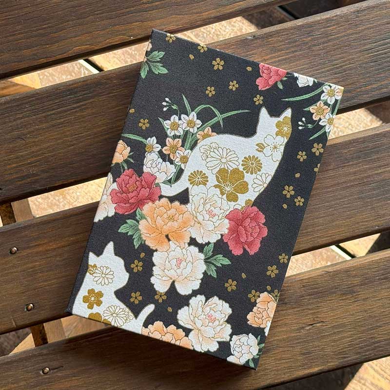 《ネコポス送料無料》【大判】御朱印帳 猫と牡丹(黒/紫)