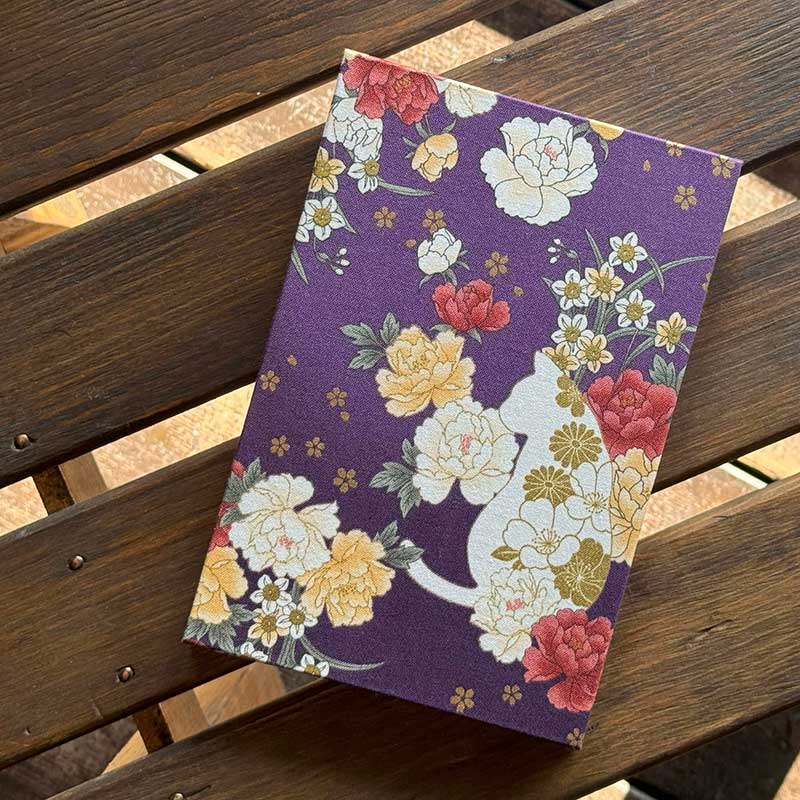 《ネコポス送料無料》【大判】御朱印帳 猫と牡丹(黒/紫)