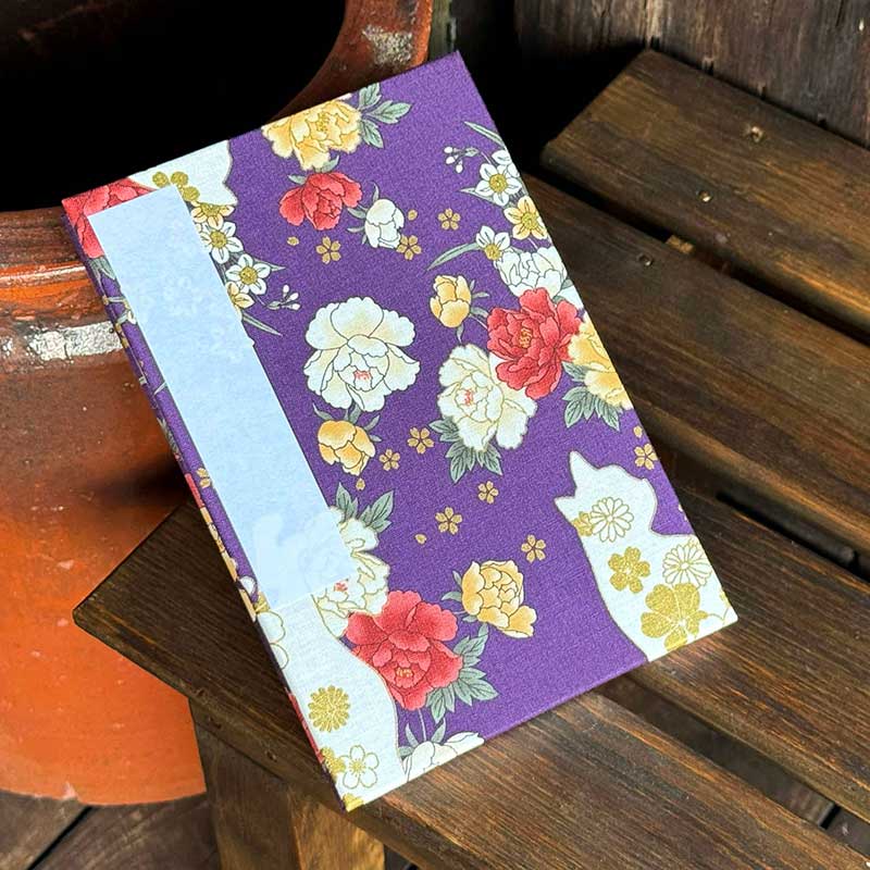 《ネコポス送料無料》【大判】御朱印帳 猫と牡丹(黒/紫)